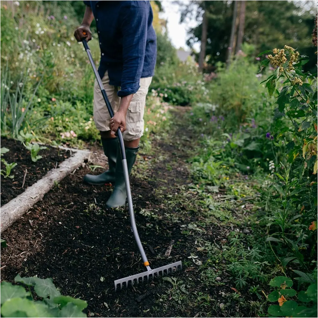 Граблі металеві Fiskars Ergonomic з S-подібною ручкою (1077112) - фото 4