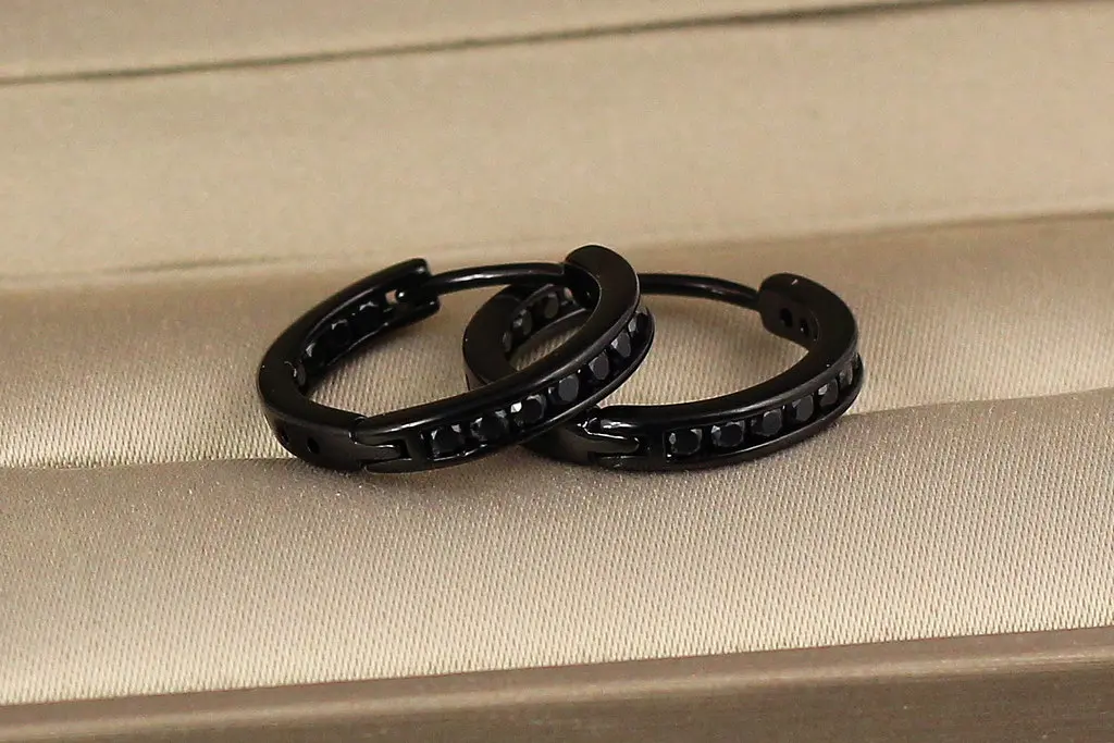 Серьги Xuping Jewelry одна дорожка с камнями бортики по краям с покрытием блэк ган 1,7 см черные - фото 2