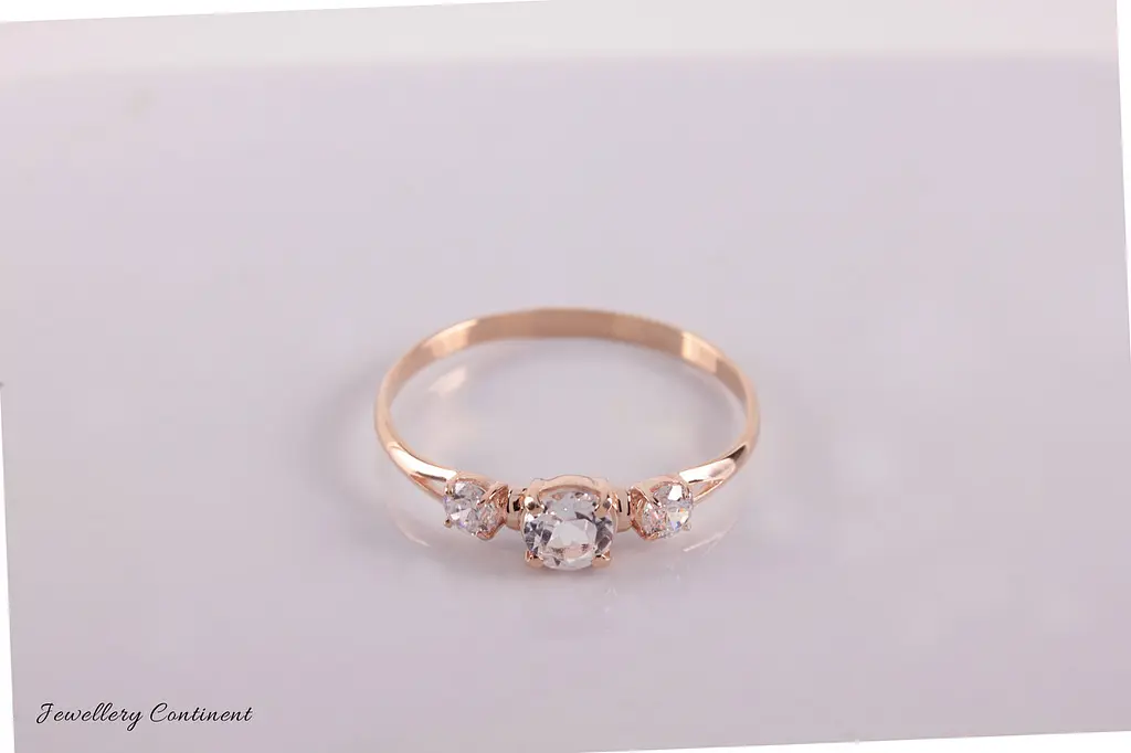 Каблучка з червоного золота з трьома каменями 19 K-0076 - фото 3