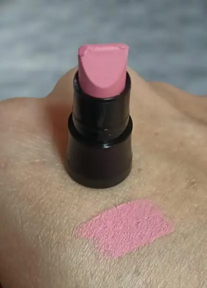 Зволожувальна матова губна помада Avon Ультра Полунична глазур/Blush 3.6 г - фото 2