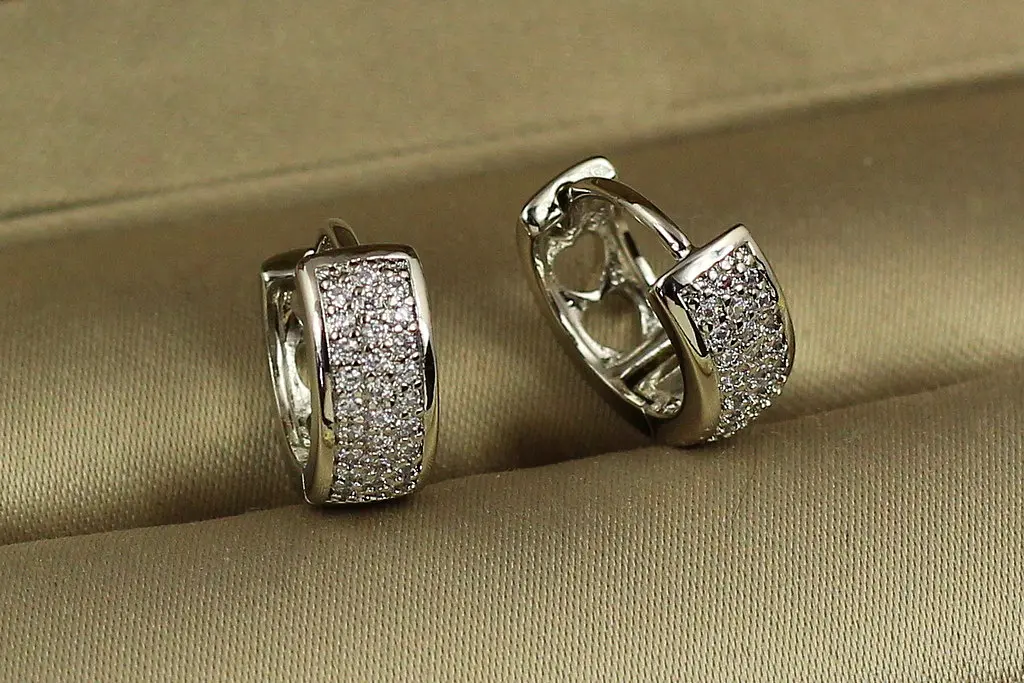 Сережки кільця Xuping Jewelry широкі з камінцями з боків бортики 1.3 см сріблясті - фото 2