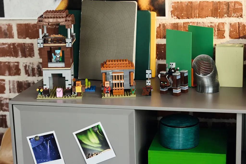 Конструктор LEGO Minecraft Аванпост разбойников и разоритель 665 деталей (21278) - фото 15