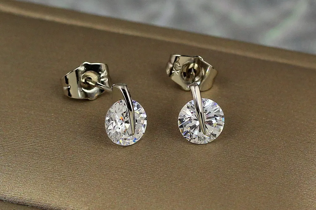 Сережки гвоздики Xuping Jewelry сніжна королева 9 мм сріблясті - фото 2