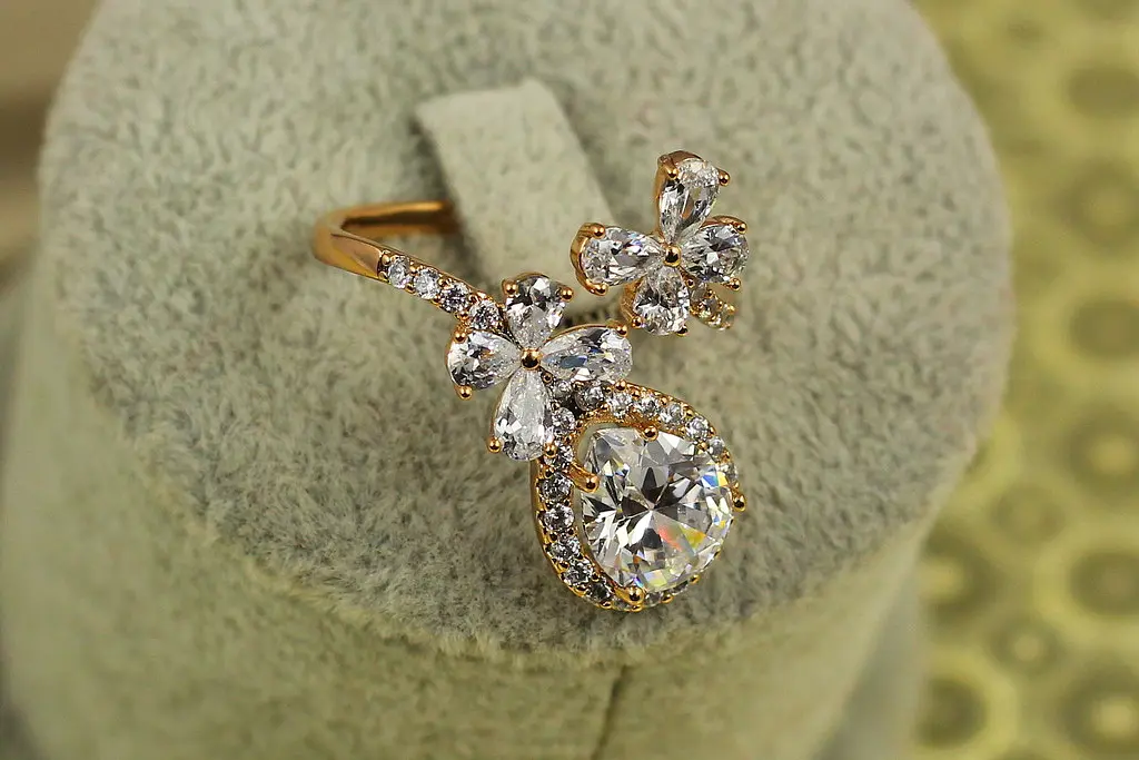 Кільце Xuping Jewelry Марсель з білим каменем розсувне р 18 золотисте - фото 2