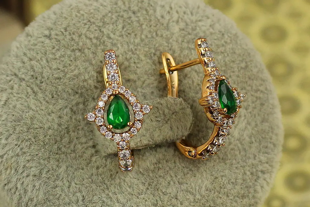 Сережки Xuping Jewelry Капелька із зеленим каменем в обідку з шипами 2 см золотисті - фото 2