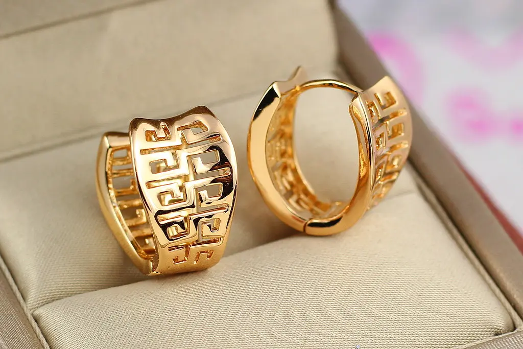 Сережки Xuping Jewelry колечки з різьбленим геометричним орнаментом 1,8 см золотисті - фото 2