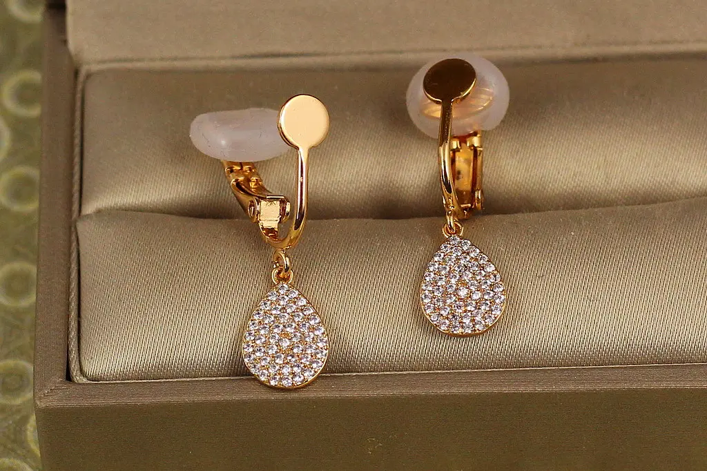 Сережки кліпси Xuping Jewelry крапля з каменями 2,9 см золотисті - фото 2