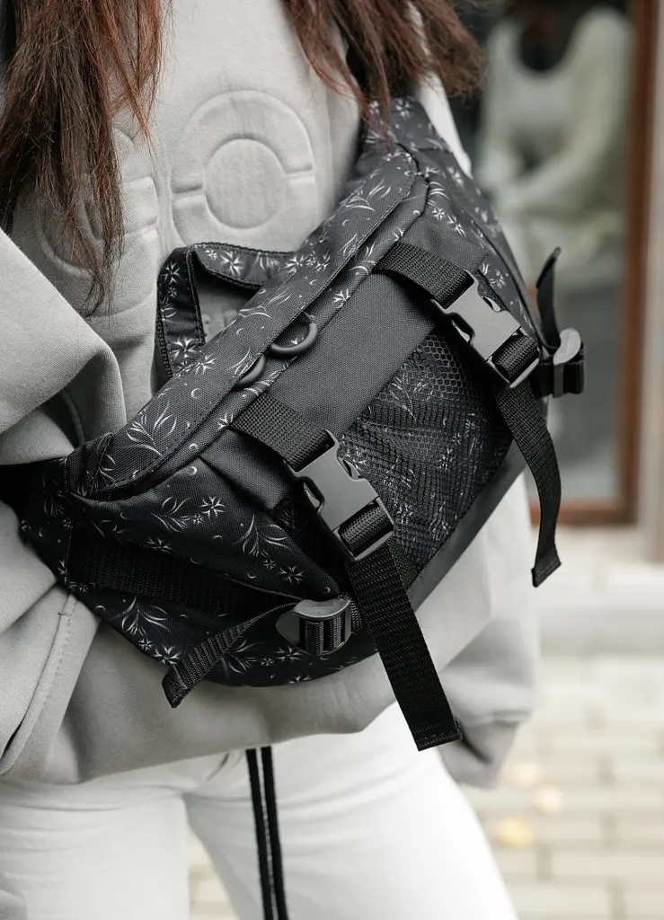 Жіноча сумка бананка Sambag Dynamicdart чорна 38 × 21 × 7 см (80411702) - фото 6