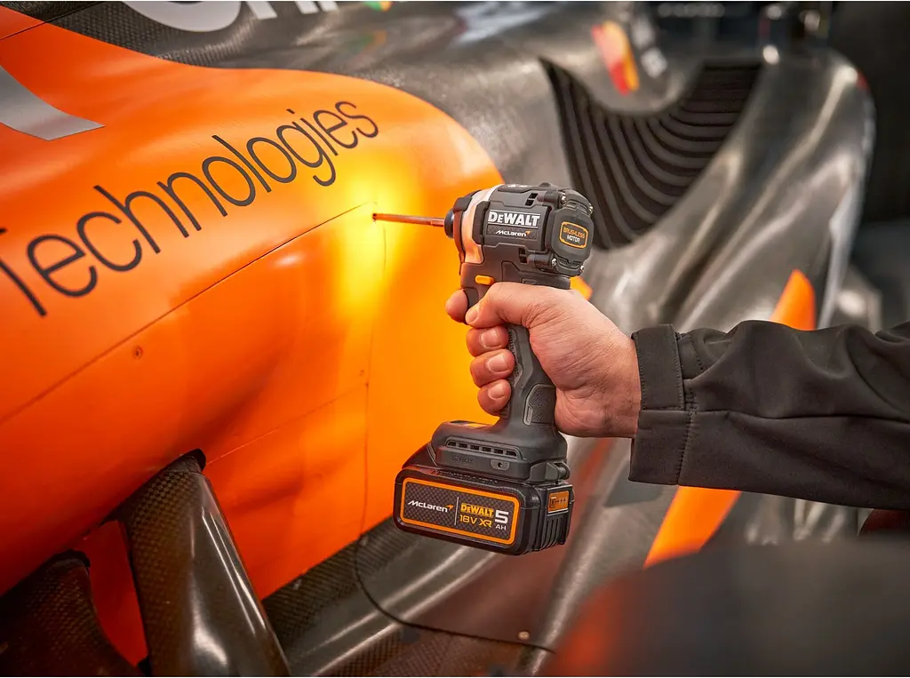 DeWALT Шурупокрут-дриль ударний аккумуляторний DeWALT McLaren F1 TEAM LIMITED EDITION 18В 2х5А·рік 205Нм 1000-2800-3250об/хв кейс ЗП 1.0кг - фото 7