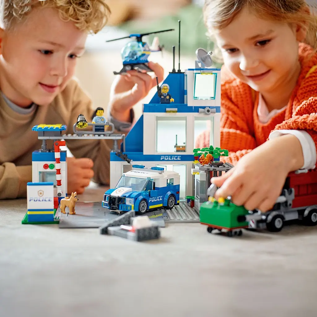 Конструктор LEGO City Полицейский участок 668 деталей (60316) - фото 6