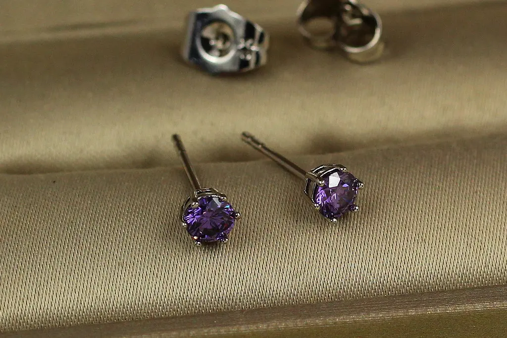 Сережки гвоздики Xuping Jewelry фіолетові камінці на шість кріплень 4 мм сріблясті