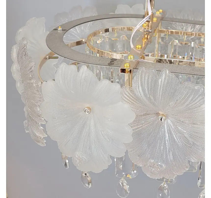 Лінійна золота LED люстра Artlight 7068-800x350AGD з матовим скляним листям і прозорим декором 116W - фото 6