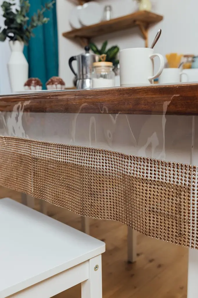 Скатертина силіконова з коричневою стразовою стрічкою 250х150 см - фото 2