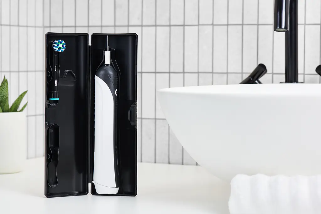 Електрична зубна щітка Oral-B Pro 750 D16.513.1UX типу 3756, з чохлом для зберігання, чорний - фото 6