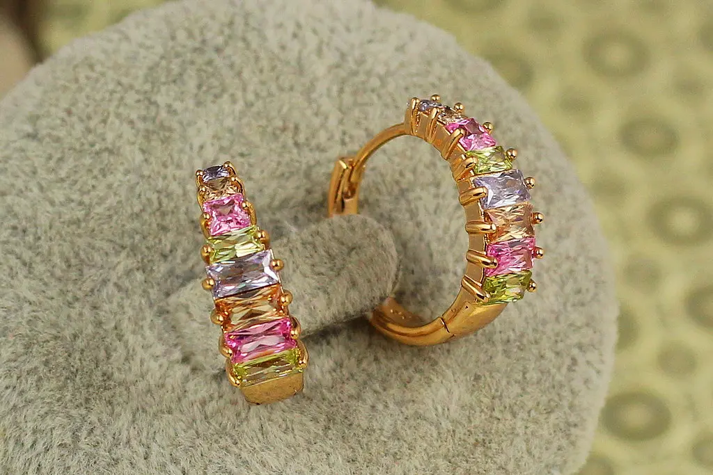 Сережки Xuping Jewelry піраміда з різнокольровими каменями 1,7 см золотисті - фото 2