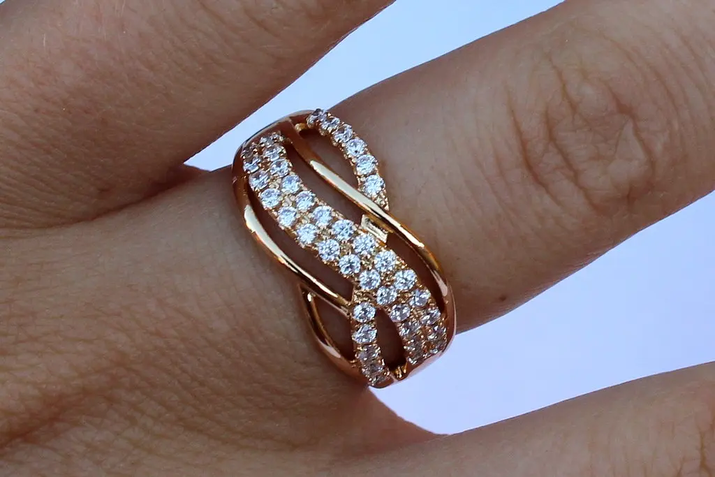 Кільце Xuping Jewelry вісімка переплітаються три доріжки з каменів р 17 золотисте - фото 2