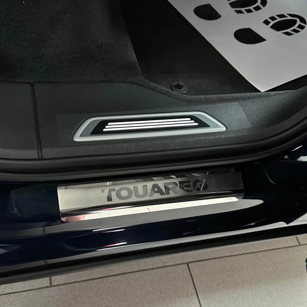 Накладки на пороги для Volkswagen Touareg III 2018- Нержавіюча сталь із загином та Логотипом 4 шт (Premium P-VW50) - фото 3