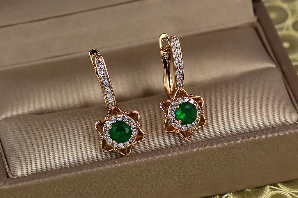 Сережки Xuping Jewelry Вітраж із зеленими каменями 2,4 см золотисті - фото 2