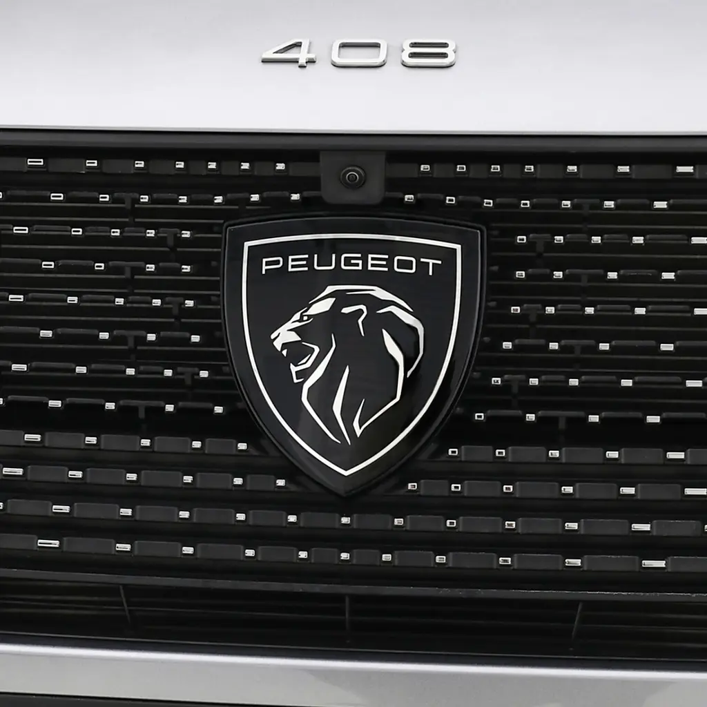 Емблема решітки Peugeot 408X чорна 145х150х30 мм (на напрямних) OEM 9837102480 - фото 3
