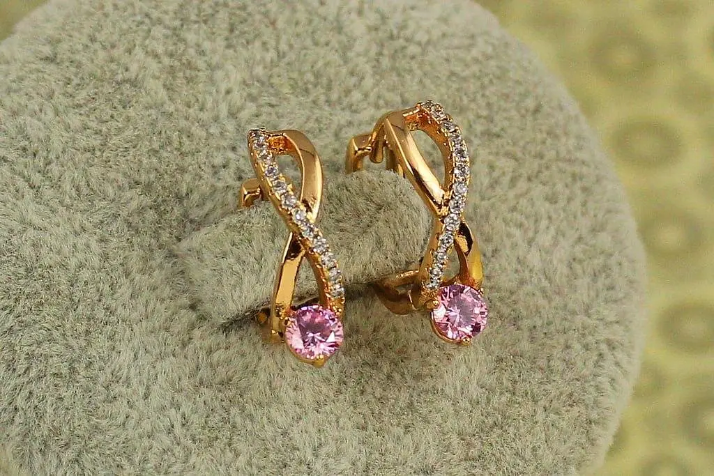 Серьги Xuping Jewelry бесконечность с розовым камнем 1,6 см золотистые - фото 3