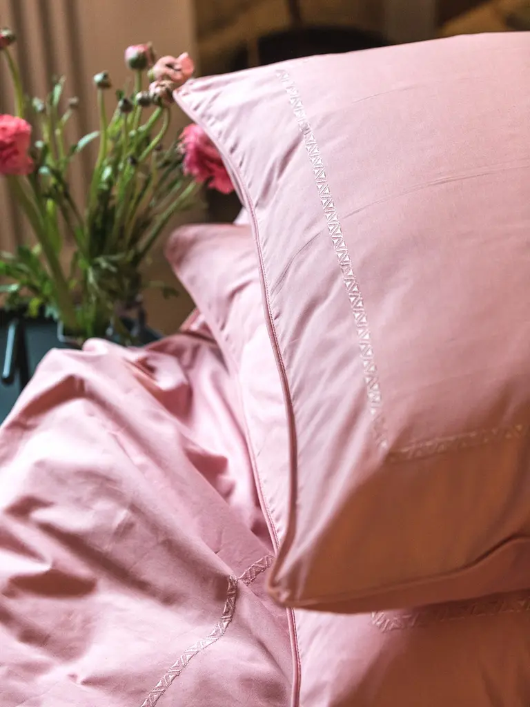 Комплект постільної білизни Ecotton Євро з вишивкою та кантом Brindal Rose в чохлі для зберігання рожевого кольору (25115) - фото 5