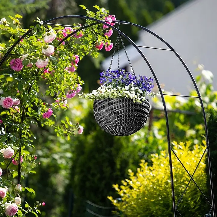 Горшок для растений Keter Rattan Hanging Sphere с цепочками подвесной антрацит 8.6 л - фото 5