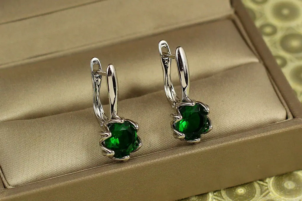 Сережки Xuping Jewelry велична простота із зеленим каменем 2,3 см сріблясті - фото 2