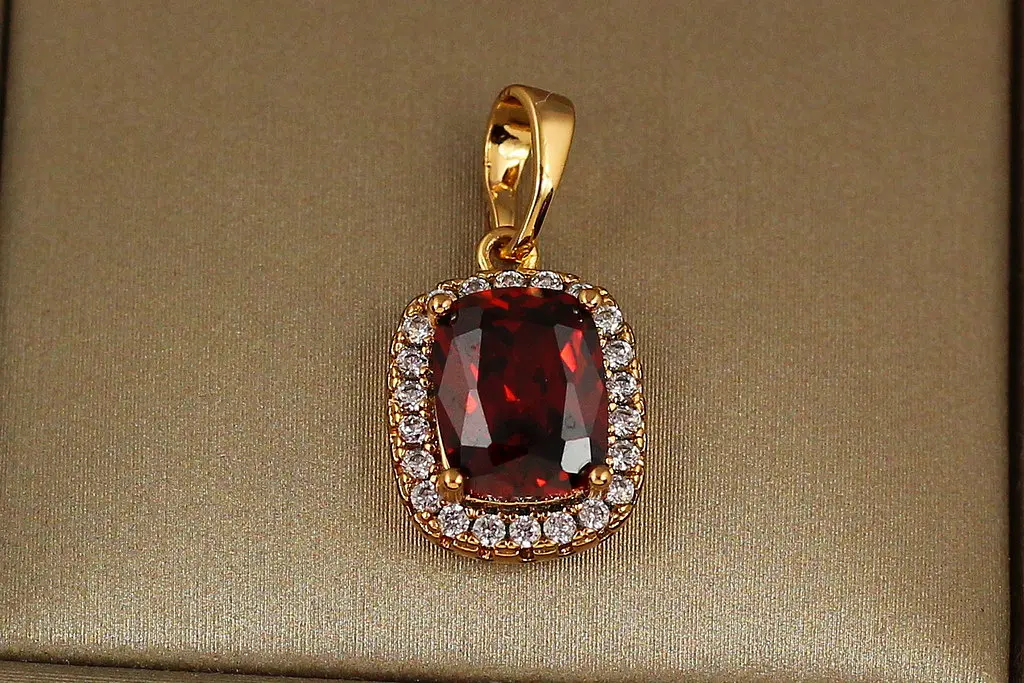 Кулон Xuping Jewelry малинка з прямокутним червоним каменем 1.4 см золотистий