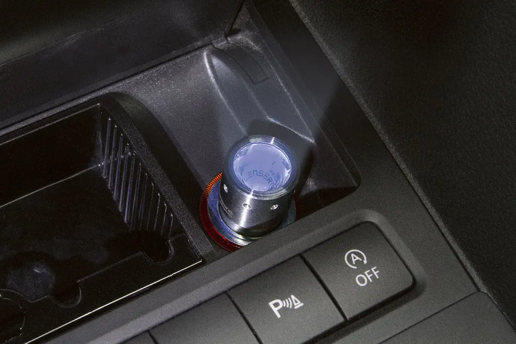 Ліхтар Ledlenser Automotive Silver заряджається - фото 10