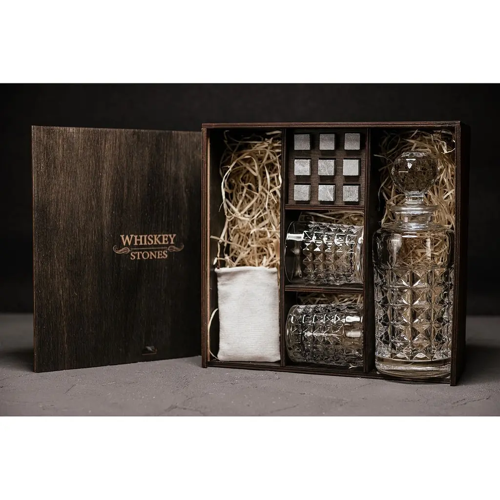 Подарунковий набір віскі Whiskey Stones з камінням для віскі в дерев'яному пеналі №3 + декантер і 2 склянки + щипці + мішечок - фото 2