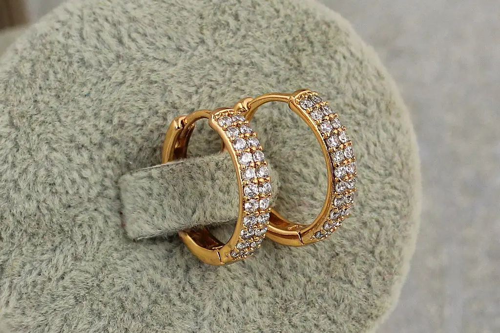 Сережки кільця Xuping Jewelry дві доріжки з каменів 1.8 см золотисті - фото 3