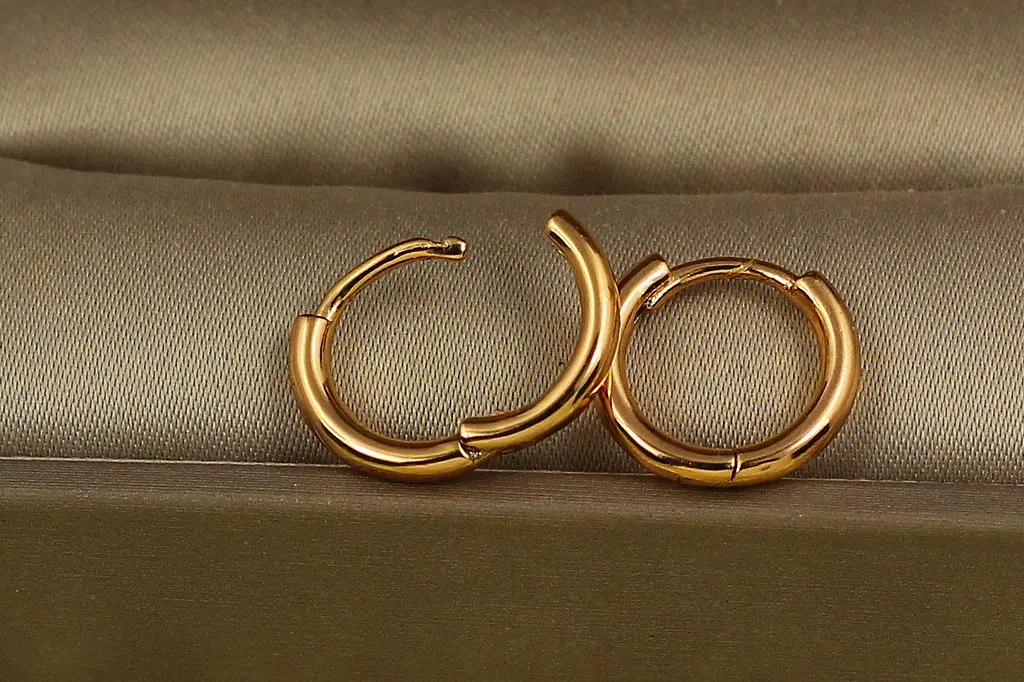 Сережки Xuping Jewelry гладкі кільця з округлими краями 1.3 см золотисті - фото 2