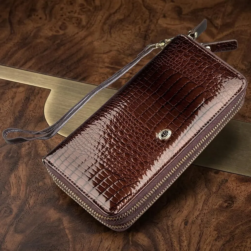 Жіночий лаковий клатч ST Leather 18908 коричневий