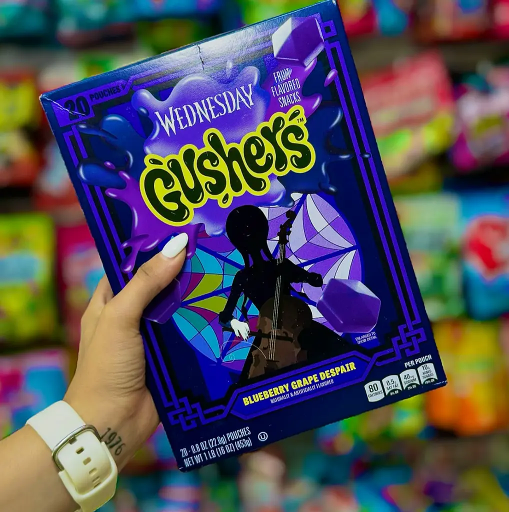 Фруктові жувальні цукерки Gushers Halloween Wednesday со вкусом черники и винограда 20шт 453г - фото 4