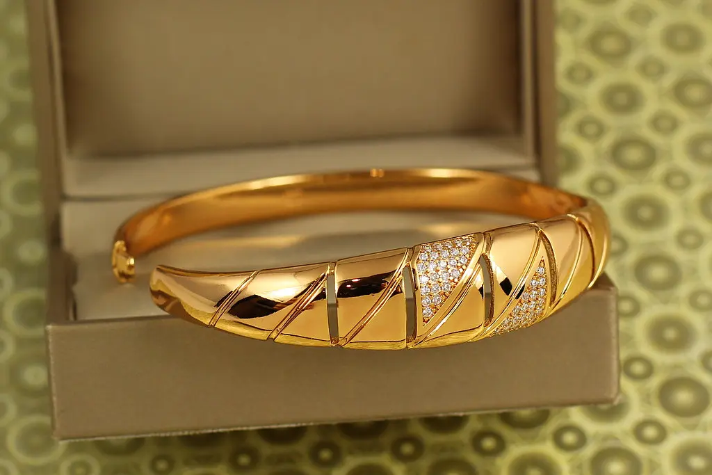 Браслет бенгл Xuping Jewelry Полум'яний вітраж 60 мм на руку від 17 до 19 см золотистий - фото 2