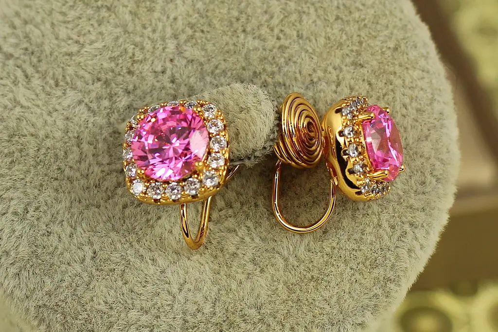 Сережки кліпси Xuping Jewelry Принцеса з рожевим каменем 11 мм золотисті - фото 3
