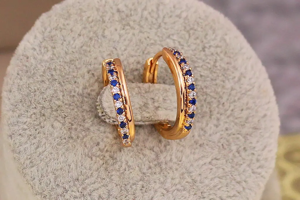 Сережки кільця Xuping Jewelry доріжка із синіх і білих з камінців 1,7 см золотисті