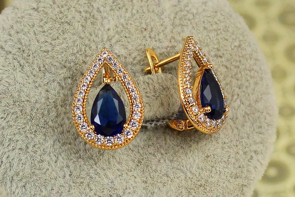Сережки Xuping Jewelry Капля з синім каменем в окантовці 1,8 см золотисті - фото 2