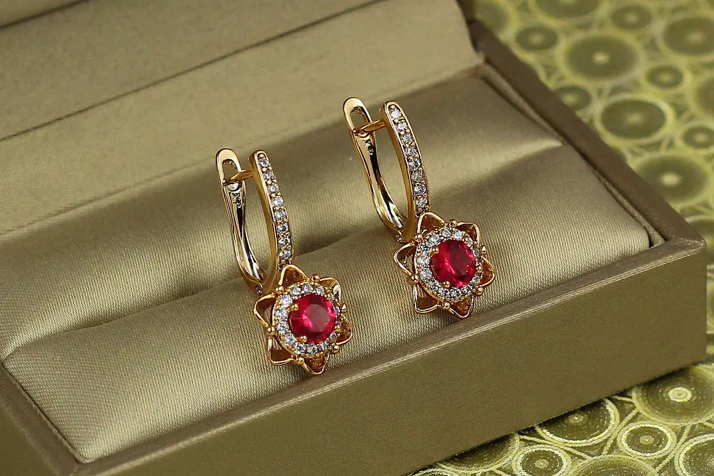 Сережки Xuping Jewelry Вітраж із малиновими каменями 2,4 см золотисті - фото 3