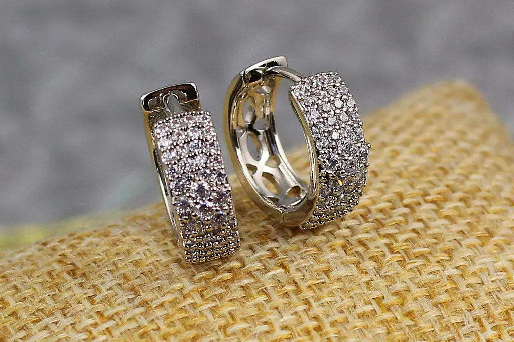 Сережки кільця Xuping Jewelry широкі з дрібних фіанітів посередині квіточок 1.5 см сріблясті - фото 3