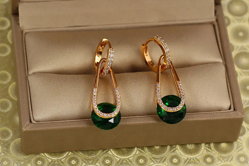 Сережки Xuping Jewelry Адажио із зеленим 3,4 см золотисті - фото 2