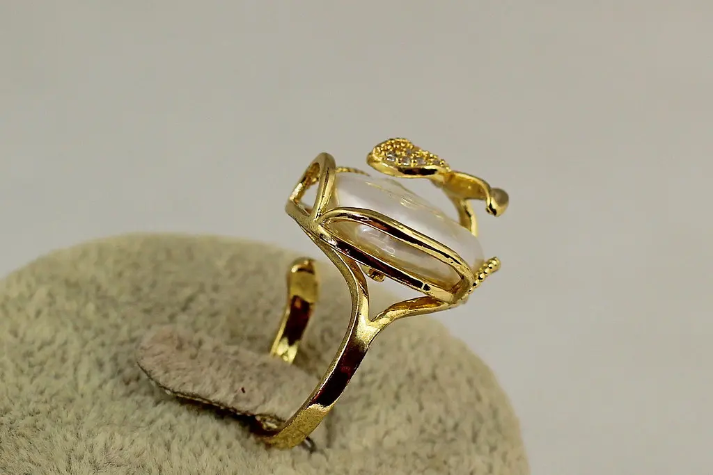 Кільце Xuping Jewelry Листочки з натуральною барочною перлиною 16+ р золотисте - фото 2
