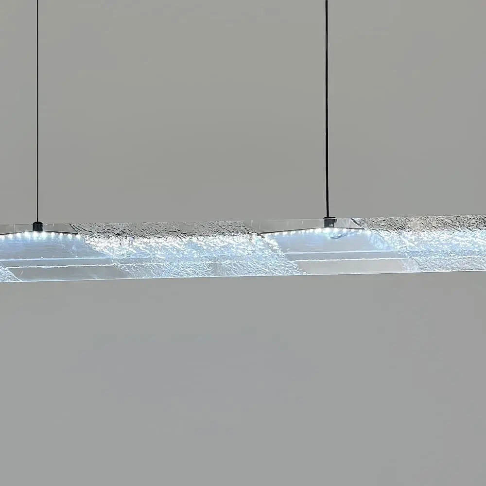 Люстра с подвесным удлиненным корпусом из прозрачного рельефного акрила 100 см Line F | Ст. MJ372-L1000 BK - фото 4