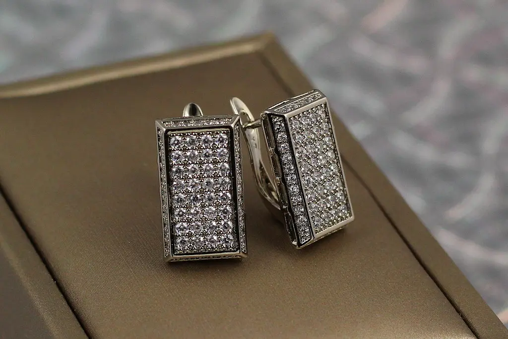 Сережки Xuping Jewelry прямокутник запонки з камінням 1.7 см сріблясті - фото 2