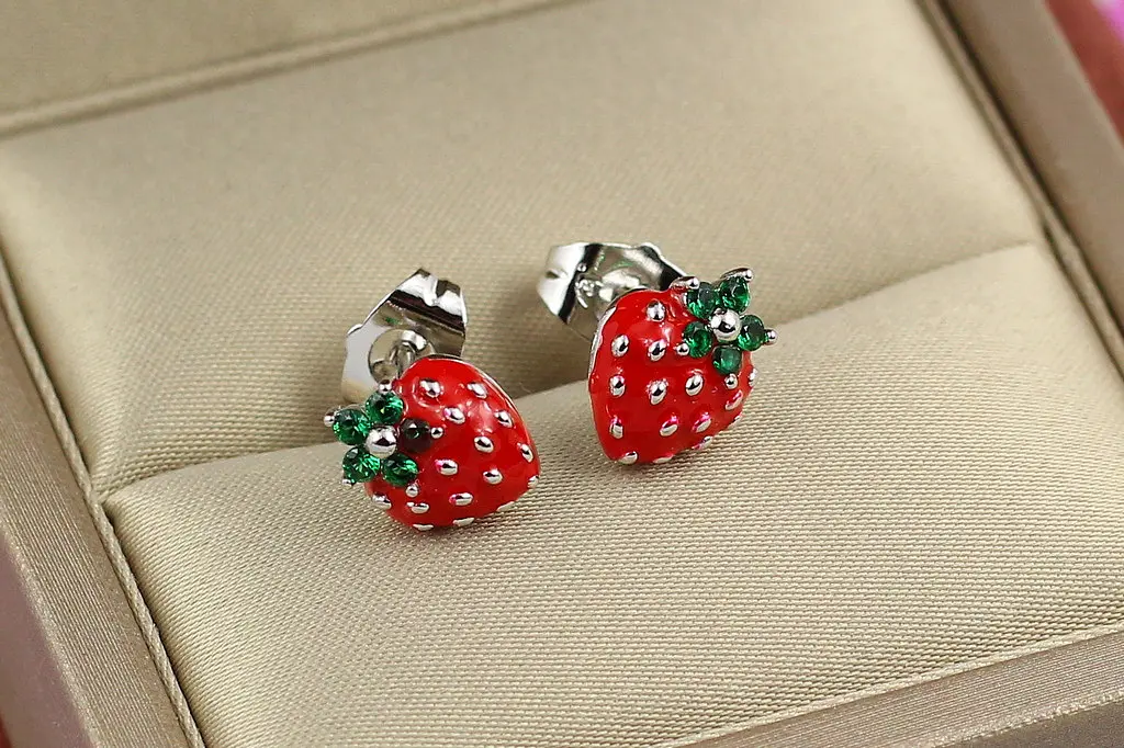 Сережки гвоздик Xuping Jewelry полуничка червона 1 см сріблясті - фото 2