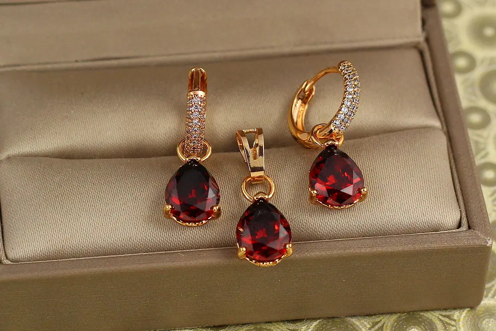 Набір Xuping Jewelry сережки і кулон з червоною зйомною краплею золотистий