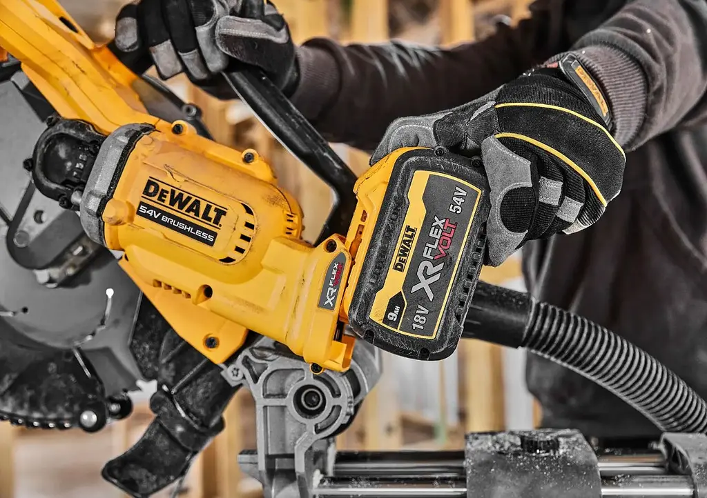Пила торцювальна акумуляторна DeWalt с АКБ та ЗП DCS781X2 - фото 15