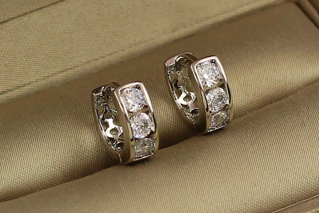 Сережки колечки Xuping Jewelry три крупні каменя 1,2 см сріблясті