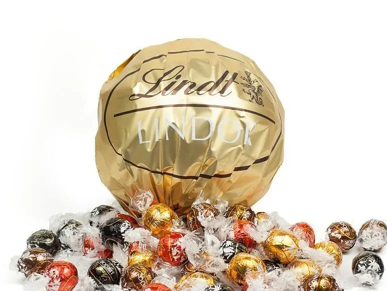 Подарунковий набір цукерок Lindt Lindor Maxi Boule Praline di Cioccolato al Latte Fondente Bianco 44шт. - фото 2