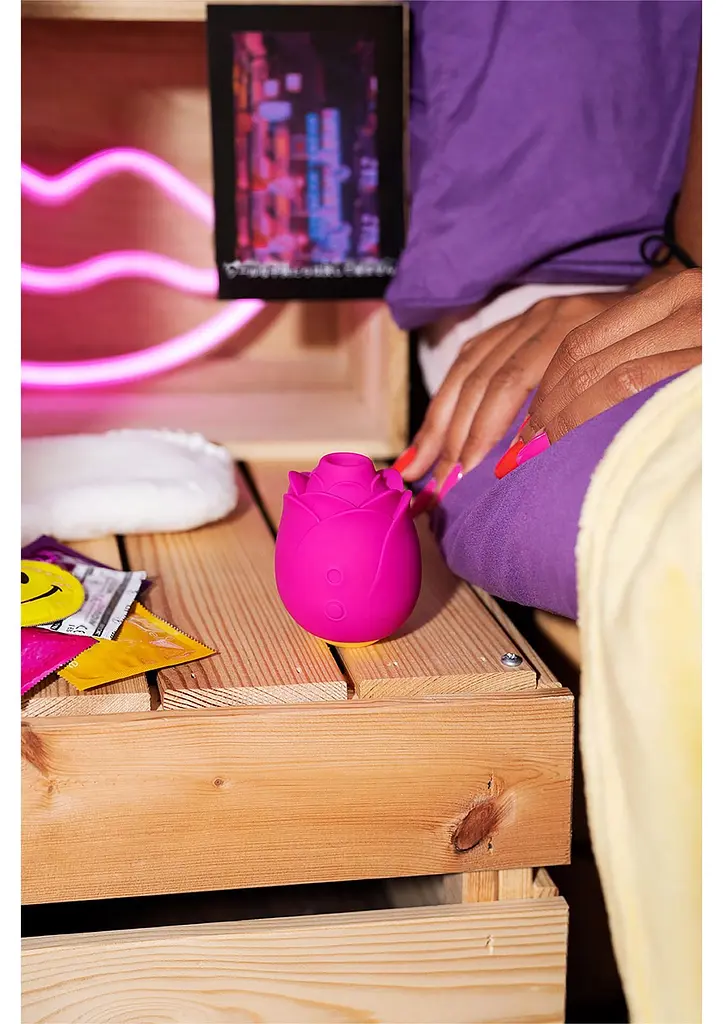 Вакуумный стимулятор клитора Romp Rose розовый - фото 8